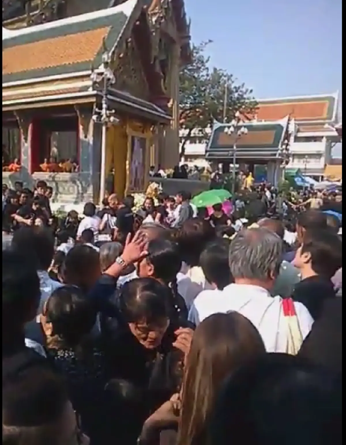 เปี่ยมล้นด้วยศรัทธา...ประชาชนหลั่งไหลรอถวายสักการะ สมเด็จพระสังฆราชองค์ที่ 20 (ภาพชุด)