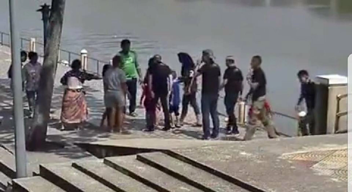 มีทหารไว้ทำไม ?  ดูคลิปทหารรบพิเศษหมวกแดง ชุดควบคุมทักษิณสัมพันธ์ หน่วยฉก.สันติสุข สปีดมากว่า 100 เมตร  กระโดดช่วยเด็กตกน้ำ รอดตายหวุดหวิด