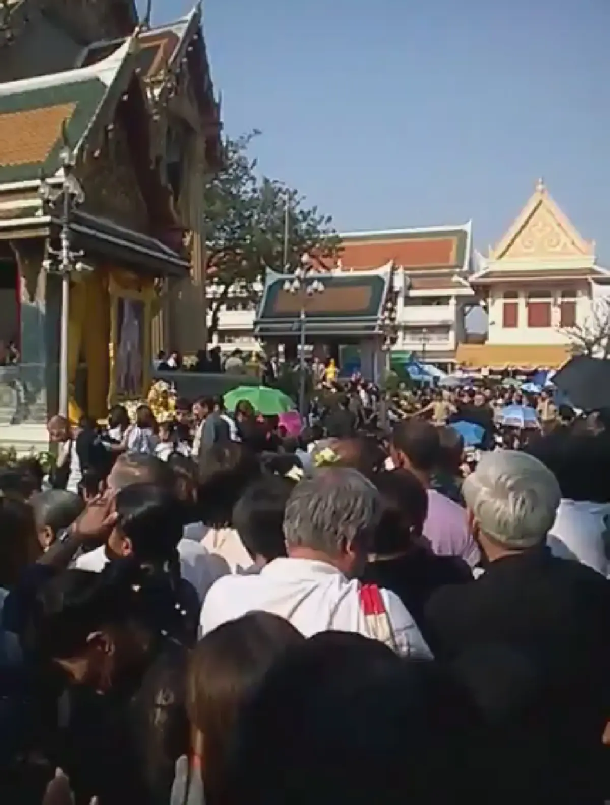 เปี่ยมล้นด้วยศรัทธา...ประชาชนหลั่งไหลรอถวายสักการะ สมเด็จพระสังฆราชองค์ที่ 20 (ภาพชุด)