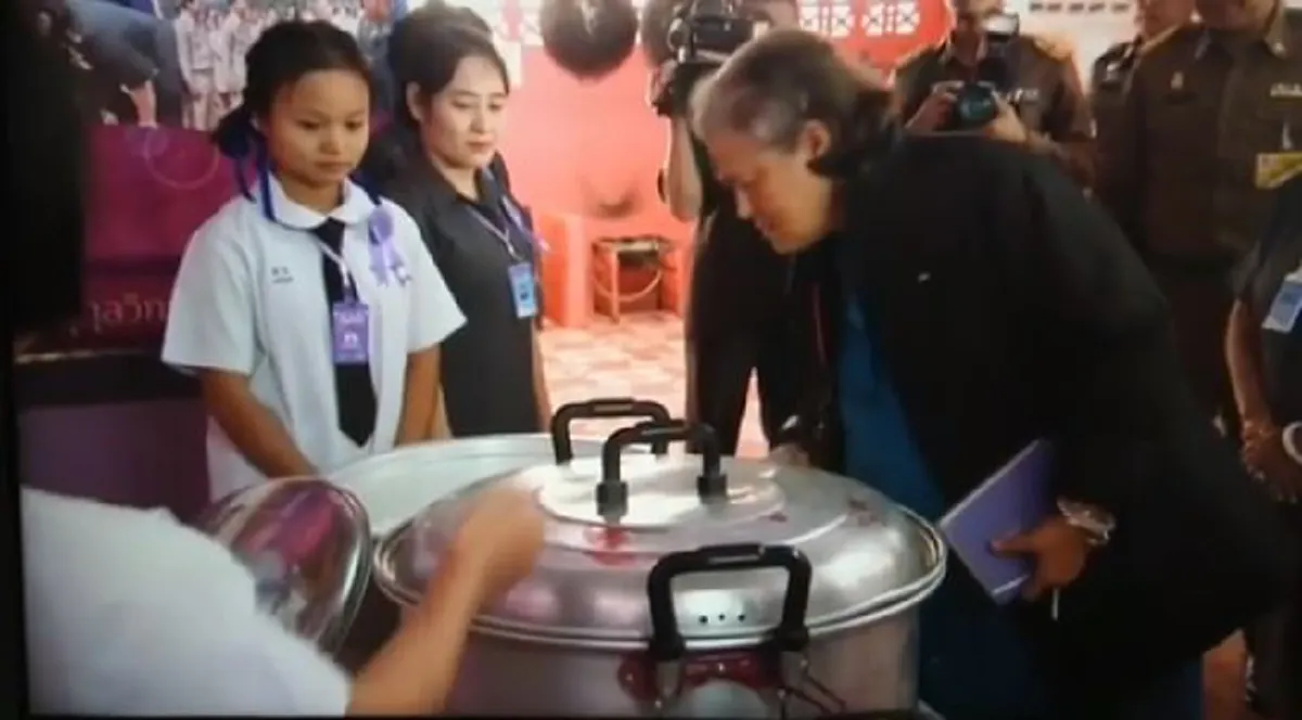 เป็นบุญของเด็กนร.!!!สมเด็จพระเทพฯทรงใส่พระทัย ดูแลคุณภาพชีวิตเด็กถิ่นทุรกันดารจ.ตาก อย่างไม่ถือพระองค์ เห็นแล้วต้องบอก โชคดีของคนไทย(มีคลิป)