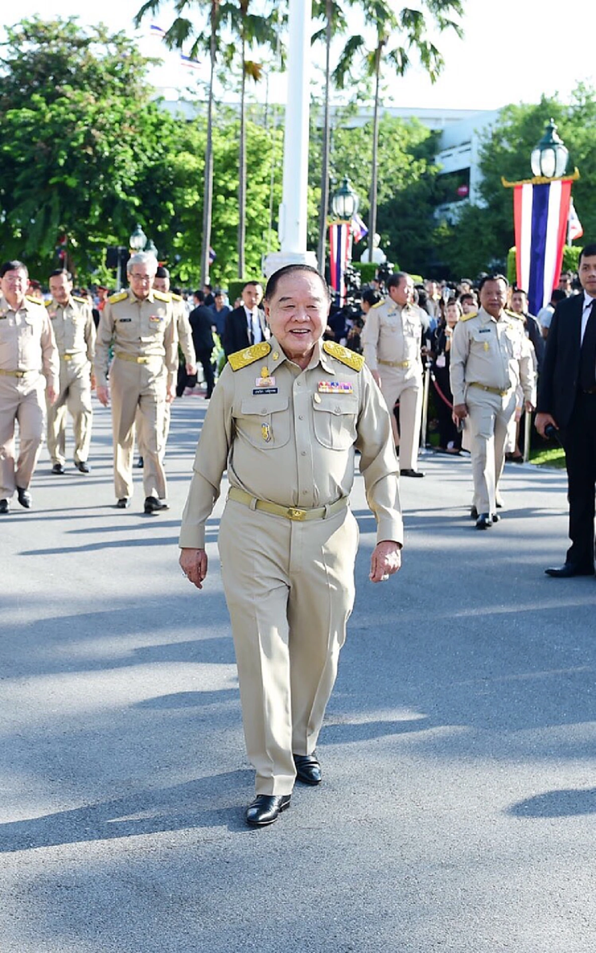 ประยุทธ์ - ประวิตร”  ลับลวงพรางปูอยู่ดูไบไม่รู้ไปอังกฤษ  หวั่นหาเห่าใส่หัว ผูกคอตัวเอง  ตามน้ำตีกินความได้เปรียบ ก่อนบินอเมริกาพบทรัมป์