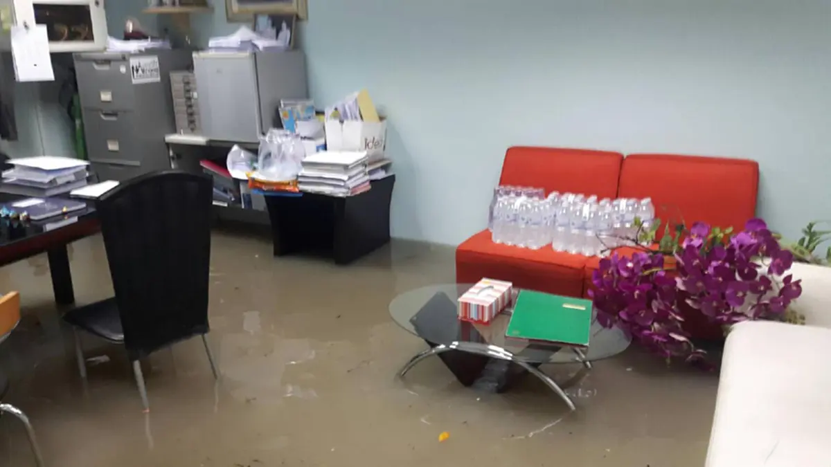 ฝนถล่มในเมืองภูเก็ตอัมพาต น้ำท่วมสูงเกือบเมตรในหลายจุด