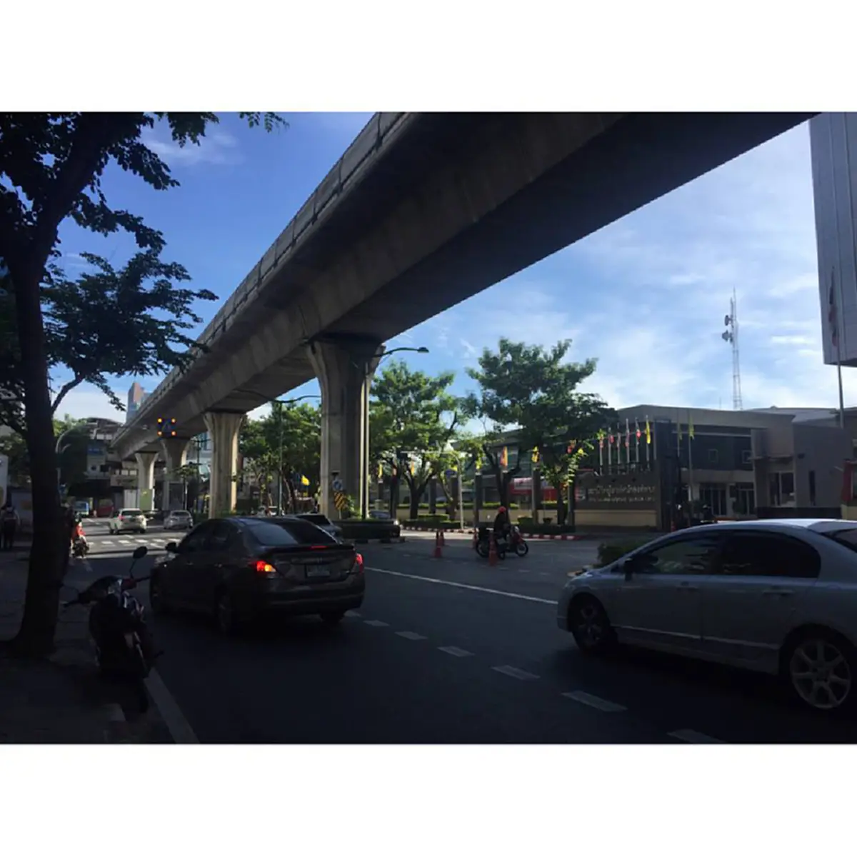 “นึกว่าเมืองนอก”.....ชมความงามไม่รกรุงรังของถนนพหลโยธิน หลังมหาดไทยถอนเสาไฟฟ้าย้ายสายไฟสายสื่อสารลงดิน