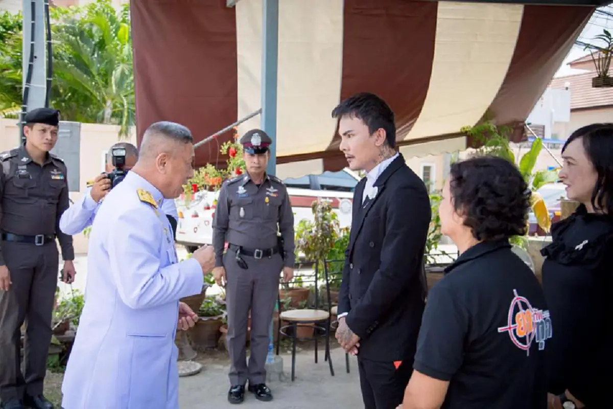 ใครไม่เห็นพระองค์ท่านเห็น ! ร.10 พระราชทานดอกไม้ นางฟ้าซาลอนชื่นชมทำความดีผู้ยากไร้