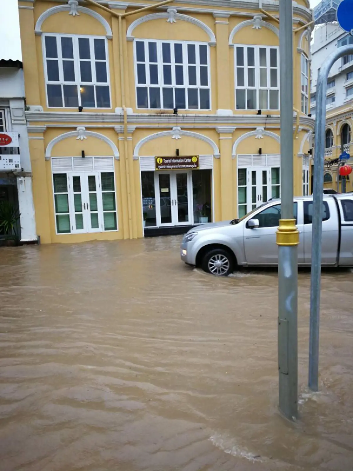 ฝนถล่มในเมืองภูเก็ตอัมพาต น้ำท่วมสูงเกือบเมตรในหลายจุด