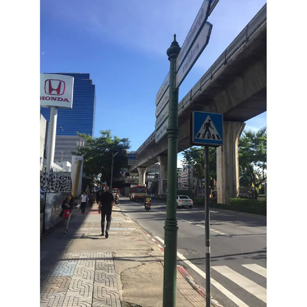 “นึกว่าเมืองนอก”.....ชมความงามไม่รกรุงรังของถนนพหลโยธิน หลังมหาดไทยถอนเสาไฟฟ้าย้ายสายไฟสายสื่อสารลงดิน