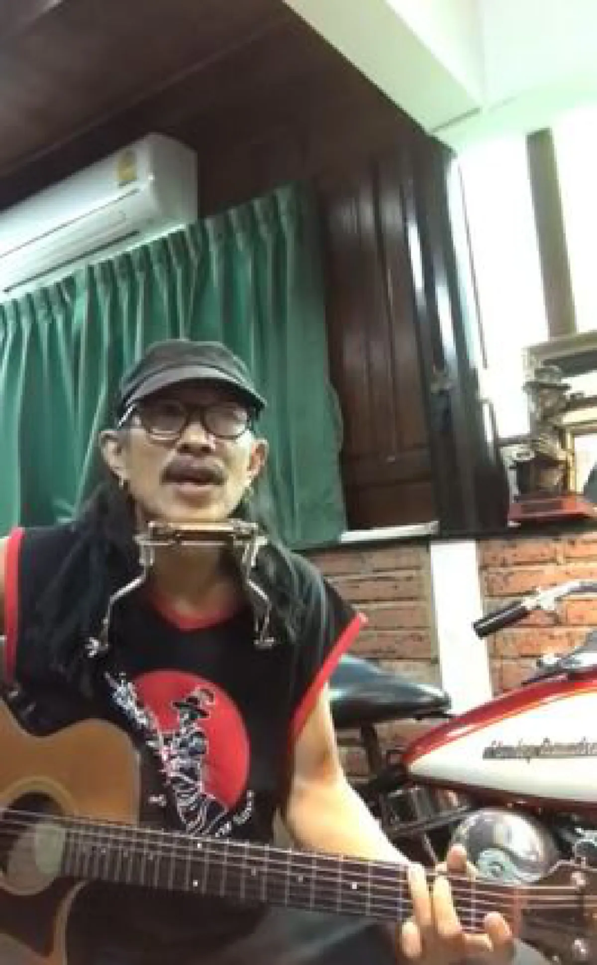 “วิ่งต่อไปเถิดตูน สู่ชัยชนะของความสามัคคี” แอ๊ด คาราบาว” แต่งเพลงจากหัวใจ ส่งไปให้หลาน “ตูน บอดี้สแลม”  (มีคลิป)