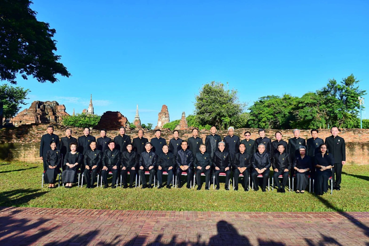 แฟนคลับกรี๊ด!!!ลีลานายกบิ๊กตู่ร้องลิเก ประชันลูกคอกับพ่อค้าขายน้ำกลางตลาด อยุธยา ลวดลายเป็นไงบ้าง ดูเลย (มีคลิป)