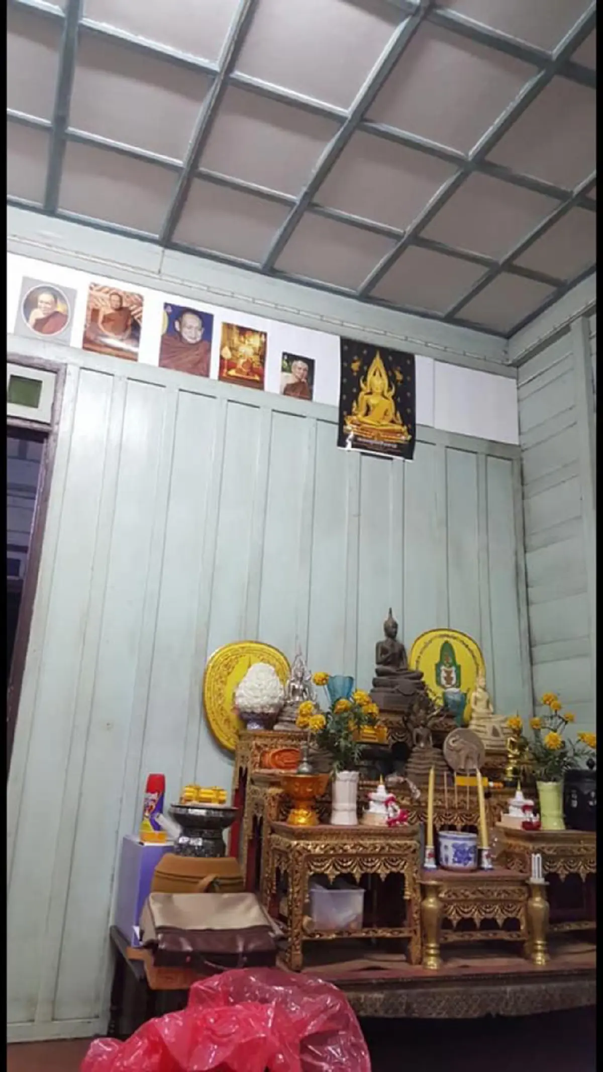 พระเมตตาล้นพ้น !!!ร.10 ส่งทหารในพระองค์ถามความเป็นอยู่ปชช.ที่นอนรอข้างถนน ก่อนเข้าร่วมงานพระราชพิธี  บวกกับสิ่งดีๆที่ตามมาข้างถนน