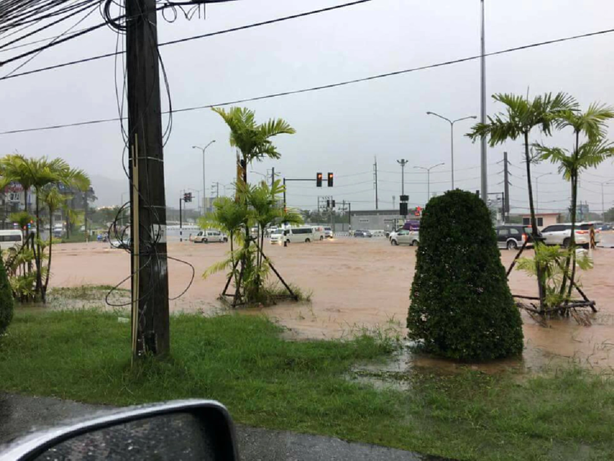 ฝนถล่มในเมืองภูเก็ตอัมพาต น้ำท่วมสูงเกือบเมตรในหลายจุด