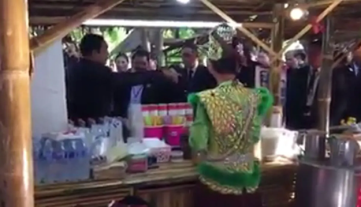 แฟนคลับกรี๊ด!!!ลีลานายกบิ๊กตู่ร้องลิเก ประชันลูกคอกับพ่อค้าขายน้ำกลางตลาด อยุธยา ลวดลายเป็นไงบ้าง ดูเลย (มีคลิป)