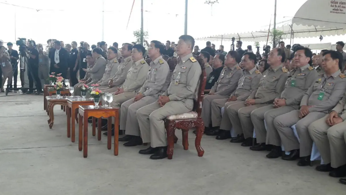 "บิ๊กตู่" ไม่แคร์ถูกแบล็คลิสต์ตปท.ห้ามเข้าประเทศ ฐานเป็นหัวหน้าคสช. ชี้ถูกลิขิตให้ช่วยคนไทย ขู่จับพวกปล่อยข่าวเลิกโครงการ 30 บาทปรับทัศนคติ