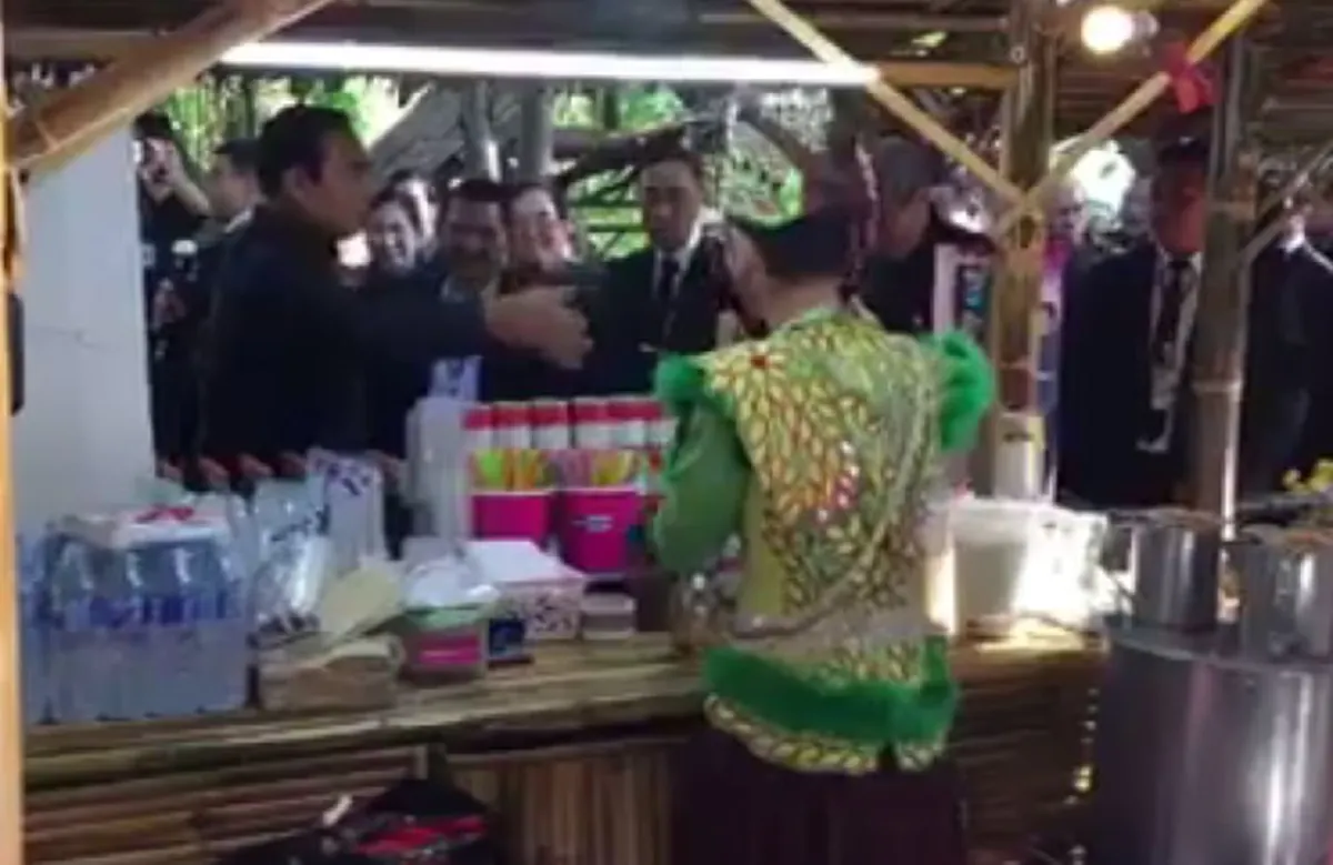 แฟนคลับกรี๊ด!!!ลีลานายกบิ๊กตู่ร้องลิเก ประชันลูกคอกับพ่อค้าขายน้ำกลางตลาด อยุธยา ลวดลายเป็นไงบ้าง ดูเลย (มีคลิป)