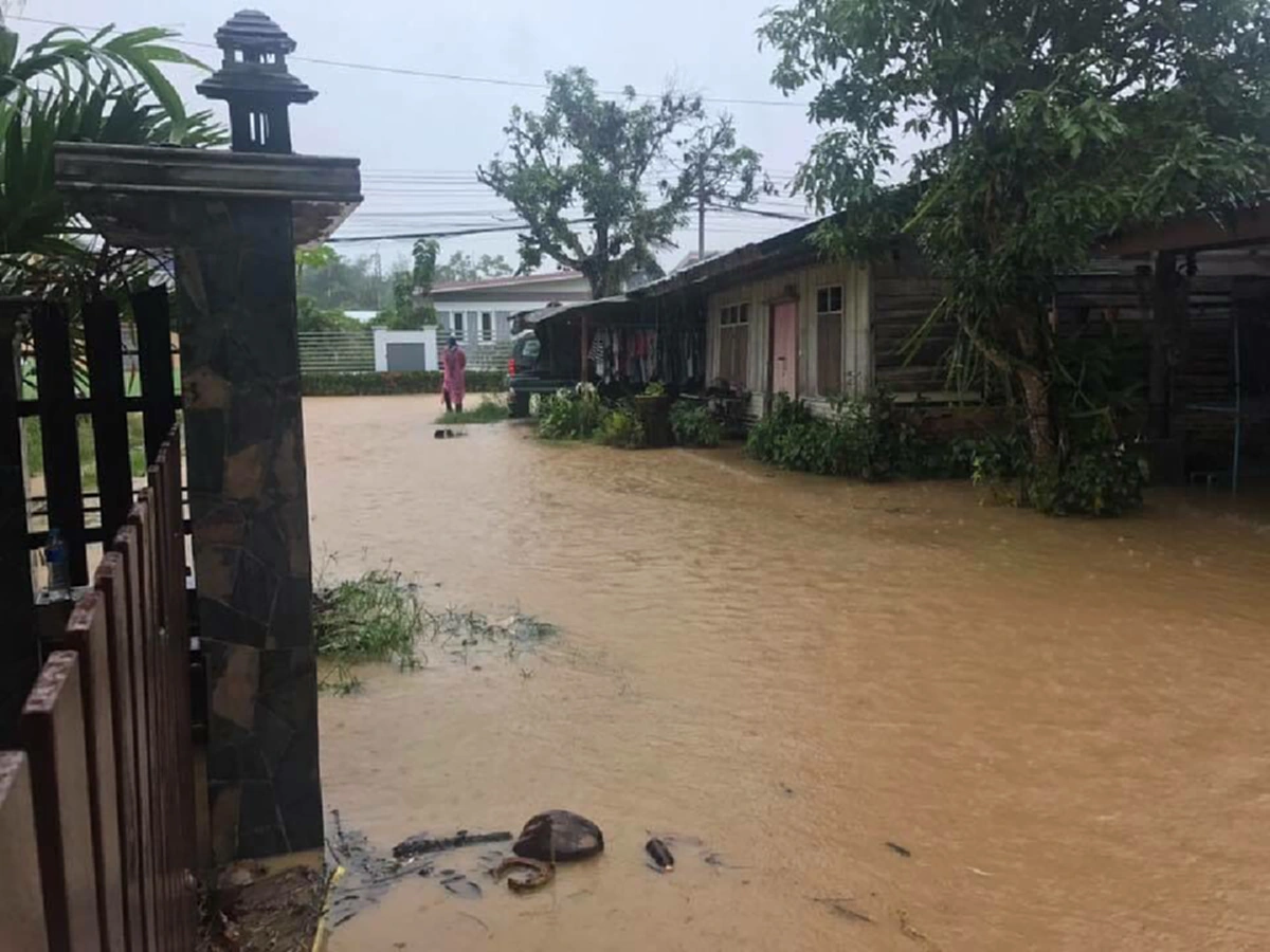 ฝนถล่มในเมืองภูเก็ตอัมพาต น้ำท่วมสูงเกือบเมตรในหลายจุด