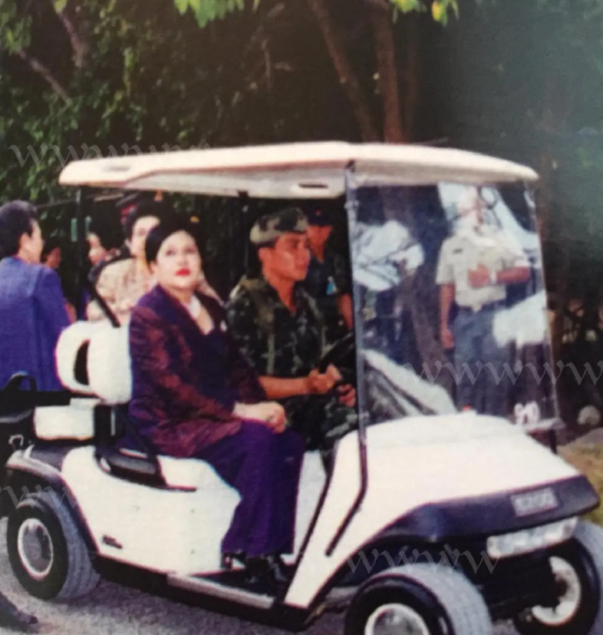 ทำไม "นายกฯบิ๊กตู่" ถึงจงรักภักดีสุดๆ... ดูเลย....นายทหารเสือราชินีฯ ตัวจริง  ถวายอารักขา "พระราชินี" มาทั้งชีวิต