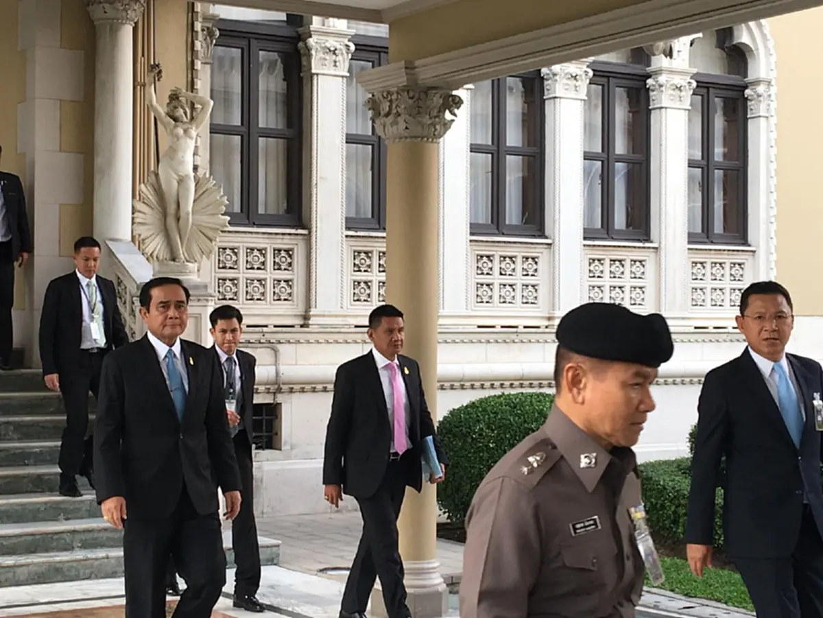 “ยังไม่ทูลเกล้ารายชื่อครม.”  ประยุทธ์เมินตอบประวิตรหลุด อุบเล็งนั่งควบกลาโหม สะพัดตัดสินใจขั้นสุดท้ายเคาะโผทั้งหมดวันนี้ก่อนนำขึ้นทูลเกล้าฯ