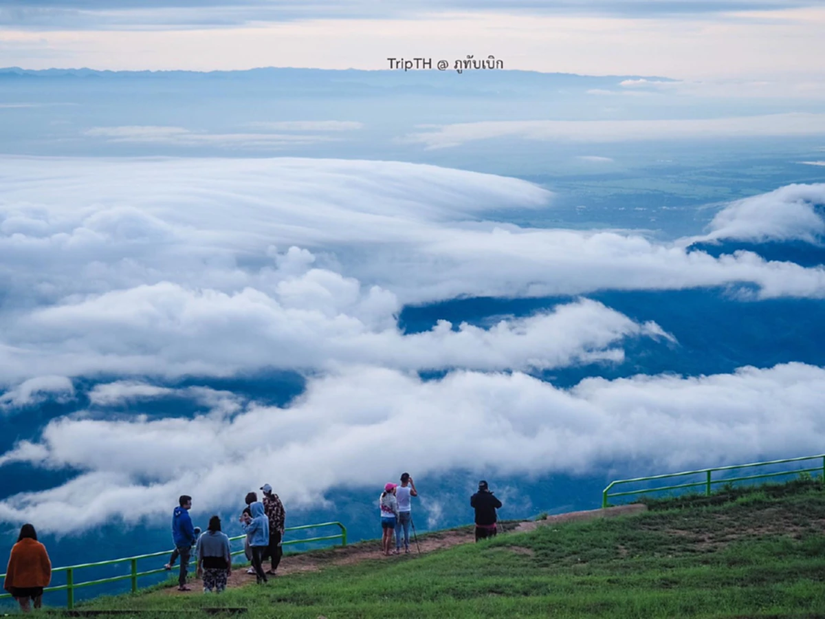 สวยโคตรๆ!!!บรรยากาศปลายฝนต้นหนาวภูทับเบิก ภาพที่มีคนกดไลค์กดแชร์กันกระหน่ำ เพราะแค่เห็นก็ฟินสุดๆ (มีภาพ)