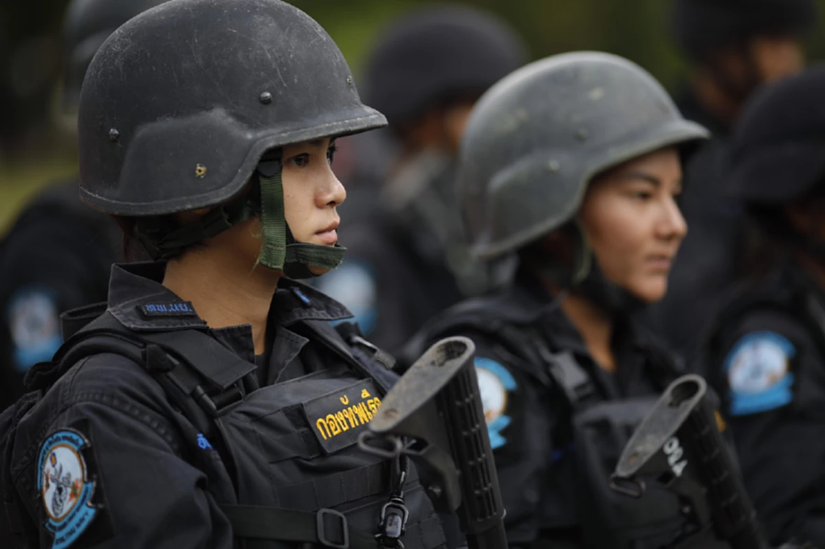 ไม่ใช่แค่ สวย แกร่ง เก่ง....แต่เสียสละสุดๆ!!พร้อมแล้ว!! 121"เหยี่ยวดำ"ทหารพรานหญิง นย.รุ่นแรกลงใต้.ผบ.ทร.ให้กำลังใจ และชื่นชมประดู่เหล็กหญิง