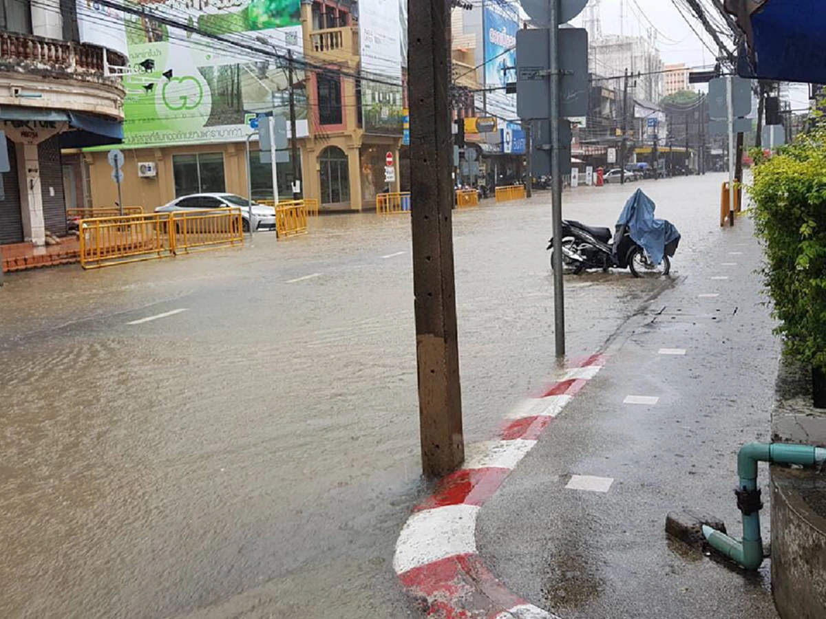 ฝนถล่มในเมืองภูเก็ตอัมพาต น้ำท่วมสูงเกือบเมตรในหลายจุด