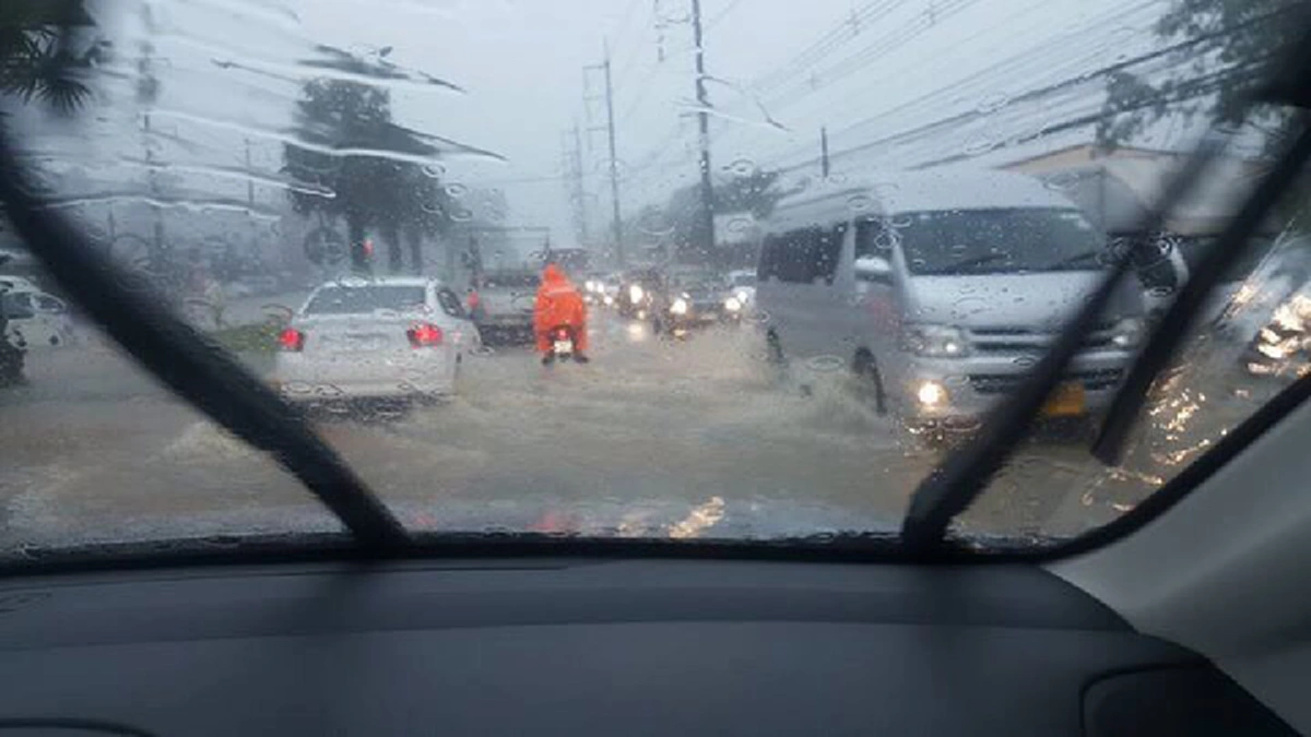 ฝนถล่มในเมืองภูเก็ตอัมพาต น้ำท่วมสูงเกือบเมตรในหลายจุด