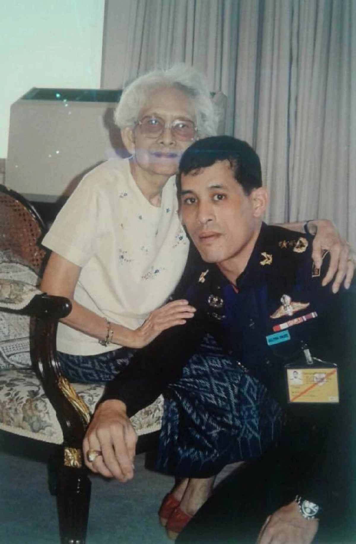 ซาบซึ้งเป็นที่สุด...ภาพฝีพระหัตถ์ในหลวงร.9 เป็นภาพในหลวงร.10บรรจงกราบ สมเด็จย่า 1ใน ภาพนิทรรศการที่หอศิลปกรุงเทพ (มีภาพ)