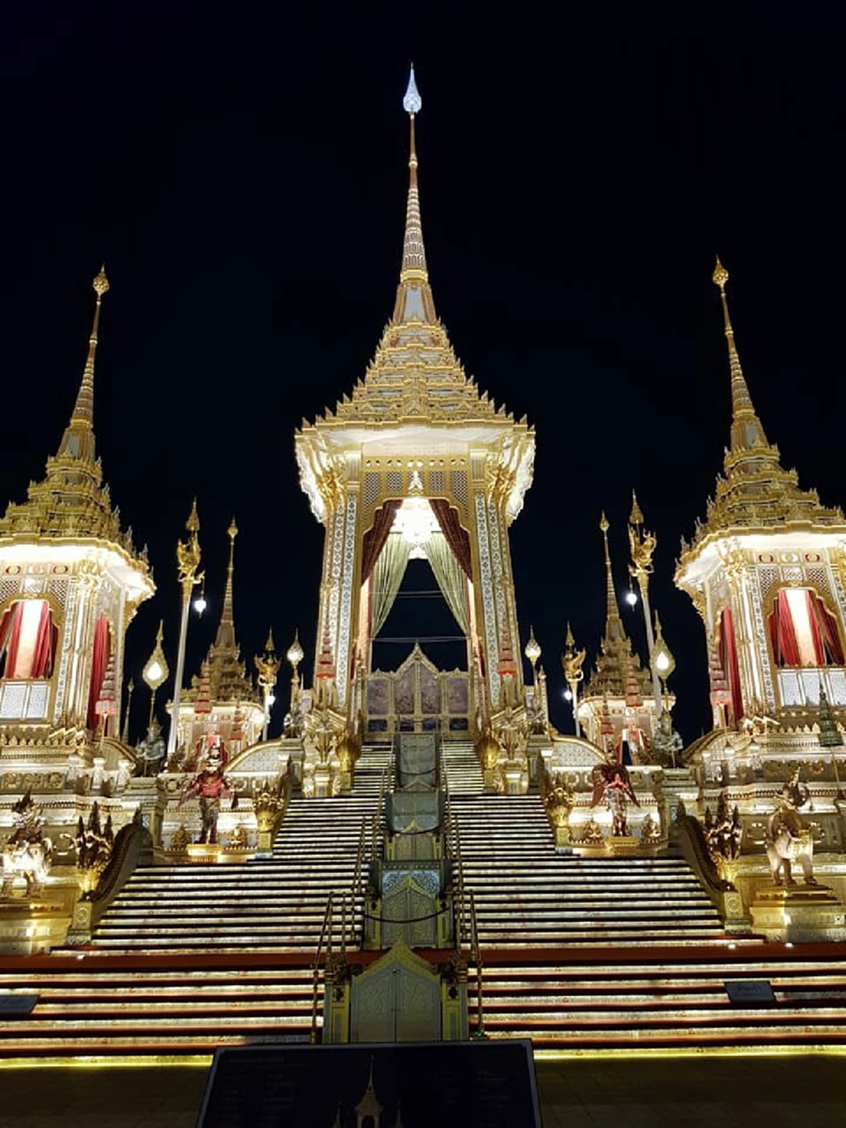 ทรงมีพระเมตตาอันล้นพ้น  สมเด็จพระเจ้าอยู่หัวโปรดเกล้าฯขยายวันให้ประชาชนเข้าชมพระเมรุมาศถึง 31 ธ.ค.60