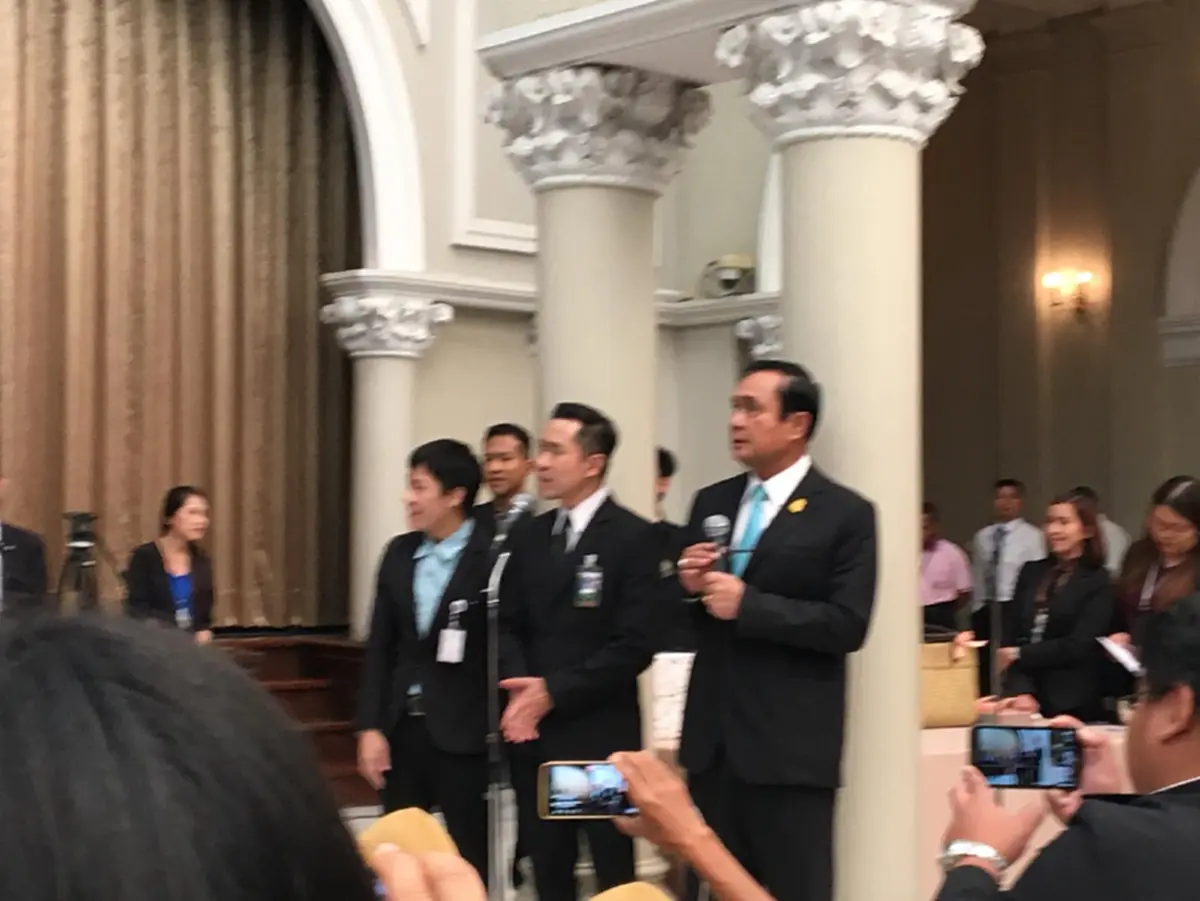 ประยุทธ์ควง 3 รองนายกฯ พบปะสื่อทำเนียบเลี้ยงปีใหม่ เชื่อปีนี้หมาใจดี หมาไม่ดุ ร้องเพลงโชว์สื่อ