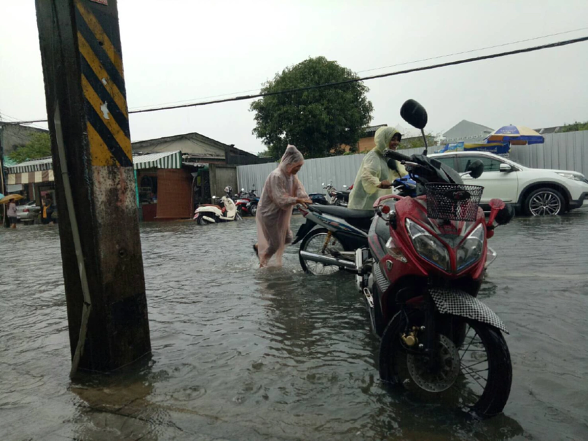 ฝนถล่มในเมืองภูเก็ตอัมพาต น้ำท่วมสูงเกือบเมตรในหลายจุด