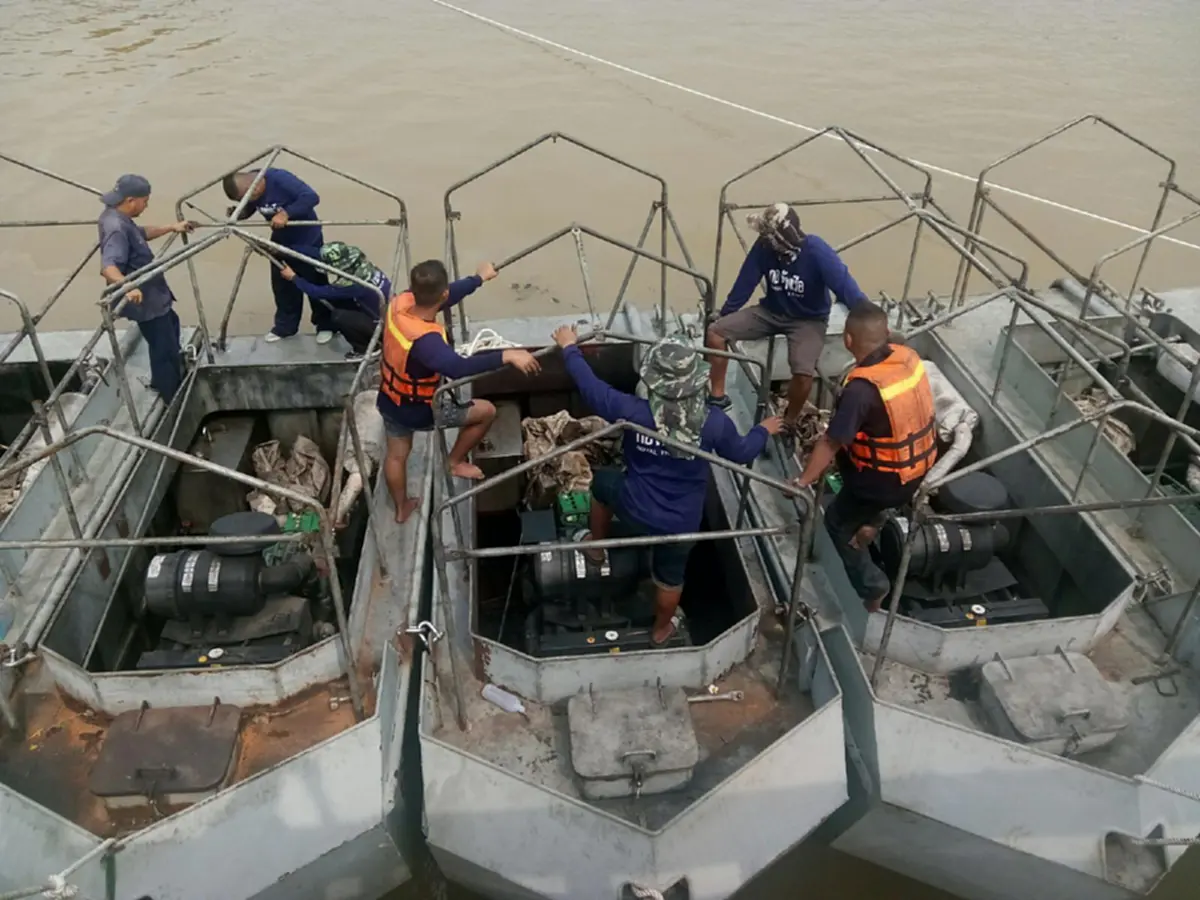 ทร.ไม่นิ่งนอนใจ “น้ำท่วมเมืองเพชร” สั่งติดตั้งเรือผลักดันน้ำ 30 ลำ  บรรเทาเดือดร้อนประชาชน