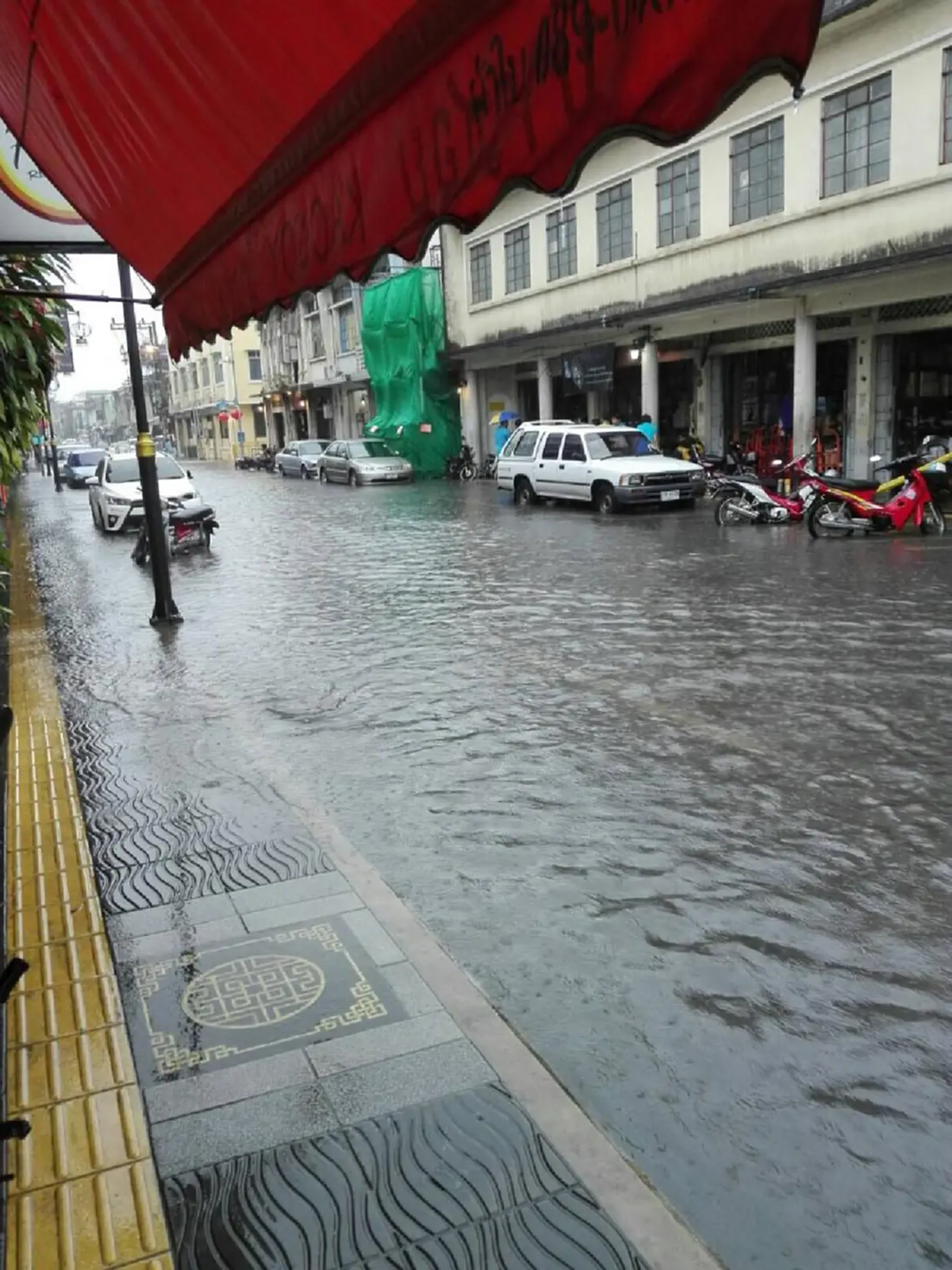 ฝนถล่มในเมืองภูเก็ตอัมพาต น้ำท่วมสูงเกือบเมตรในหลายจุด