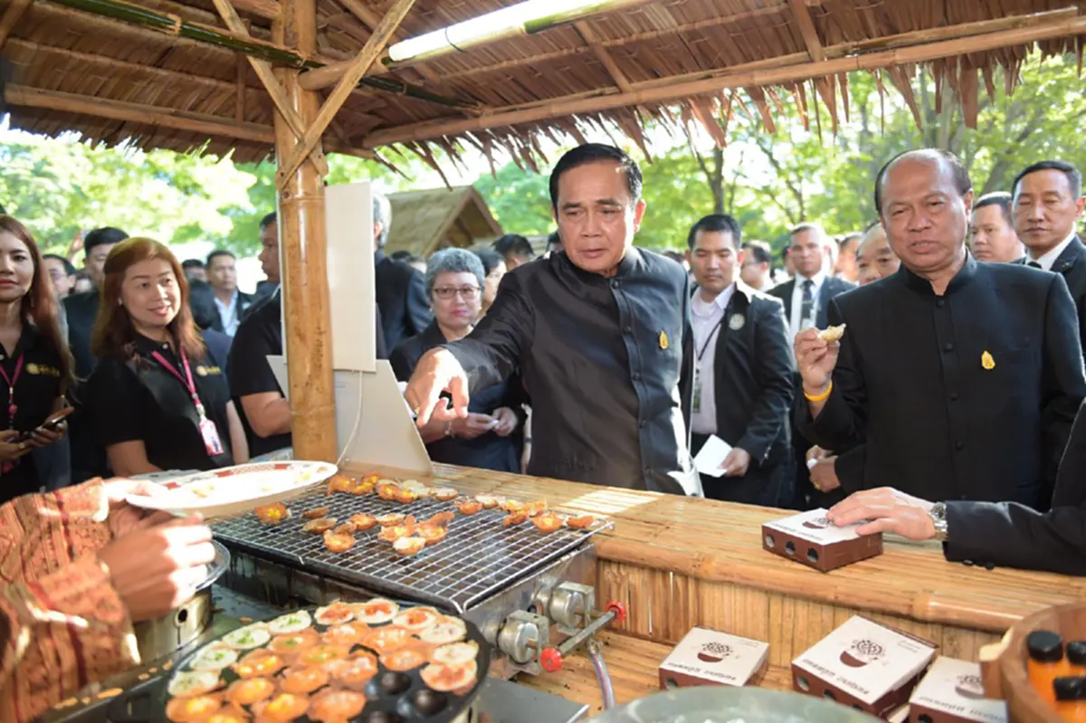 แฟนคลับกรี๊ด!!!ลีลานายกบิ๊กตู่ร้องลิเก ประชันลูกคอกับพ่อค้าขายน้ำกลางตลาด อยุธยา ลวดลายเป็นไงบ้าง ดูเลย (มีคลิป)