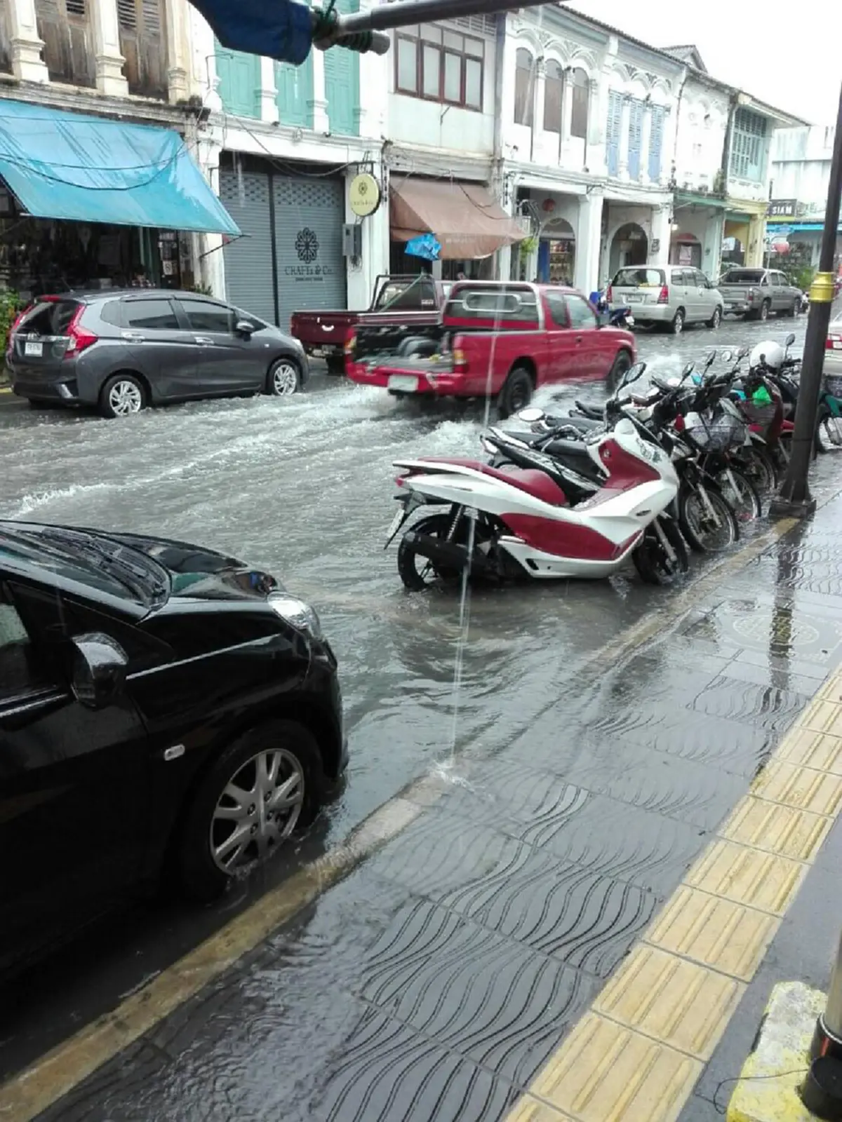 ฝนถล่มในเมืองภูเก็ตอัมพาต น้ำท่วมสูงเกือบเมตรในหลายจุด