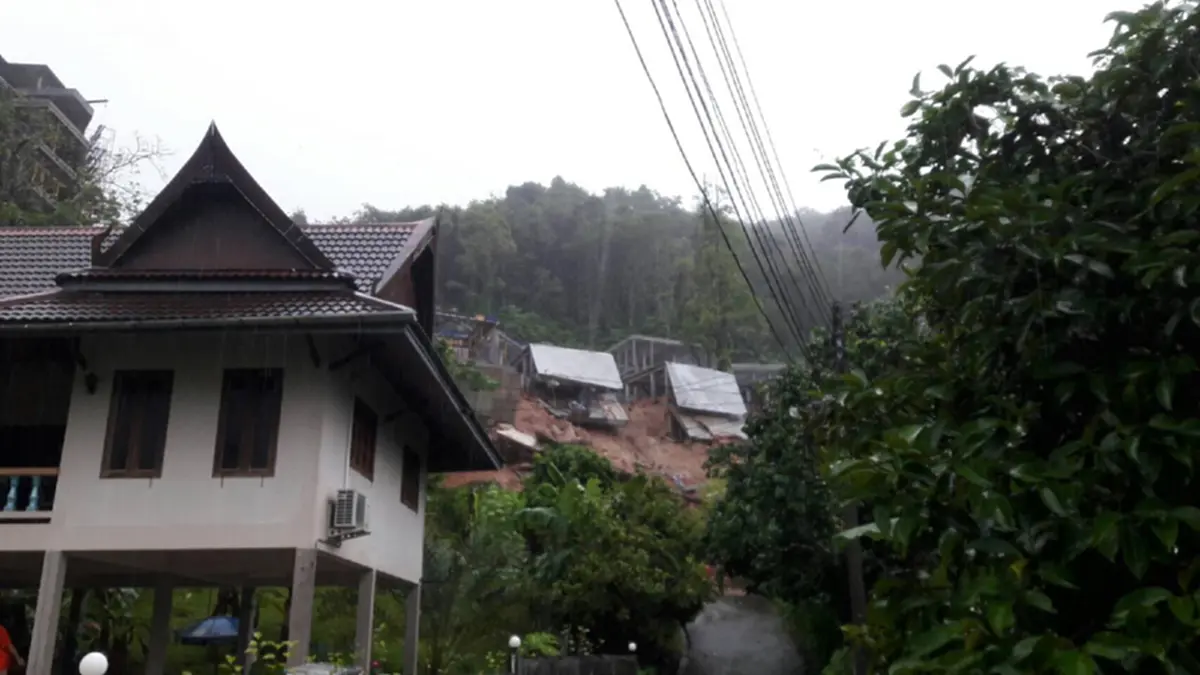 ฝนถล่มในเมืองภูเก็ตอัมพาต น้ำท่วมสูงเกือบเมตรในหลายจุด