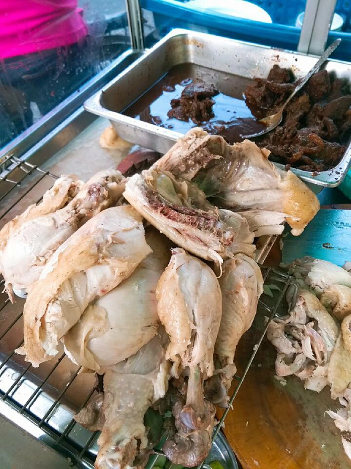 “ข้าวมันไก่ภูเขาไฟ”  โกอ้วนลูกหลวงซอย 8   สูตรไหหลำไก่พูนข้าวเยอะซุปอร่อย  ขายมานาน 33 ปี   ติ่งข้าวมันไก่ห้ามพลาด