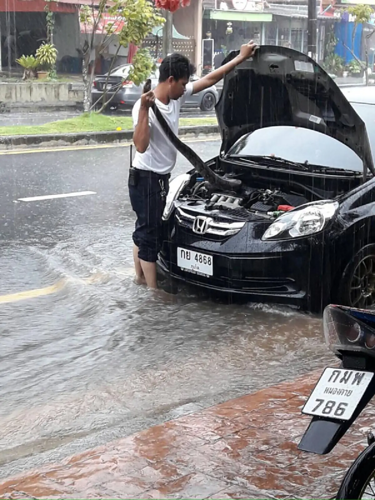 ฝนถล่มในเมืองภูเก็ตอัมพาต น้ำท่วมสูงเกือบเมตรในหลายจุด
