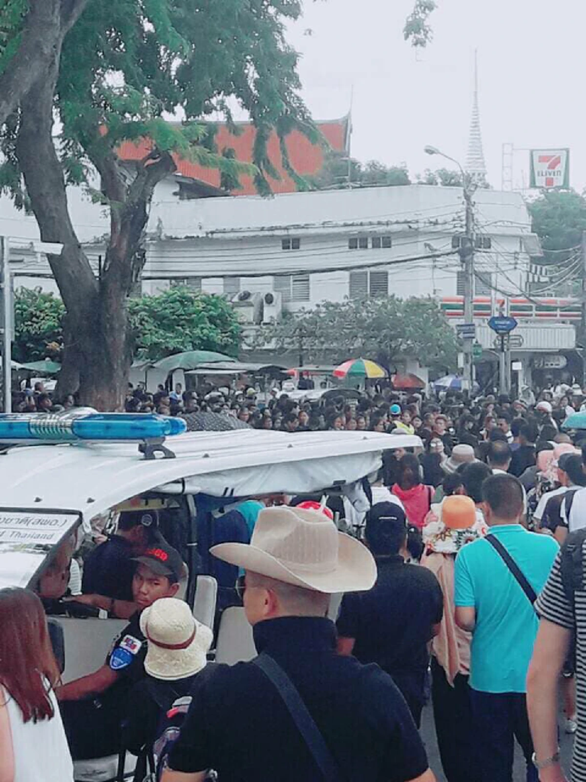 ยาวไม่มีที่สิ้นสุด!!! พลังแห่งความจงรักภักดีของคนไทยต่อแถวถวายบังคมพระบรมศพในหลวงร.9ล้นหลาม ครั้งสุดท้าย
