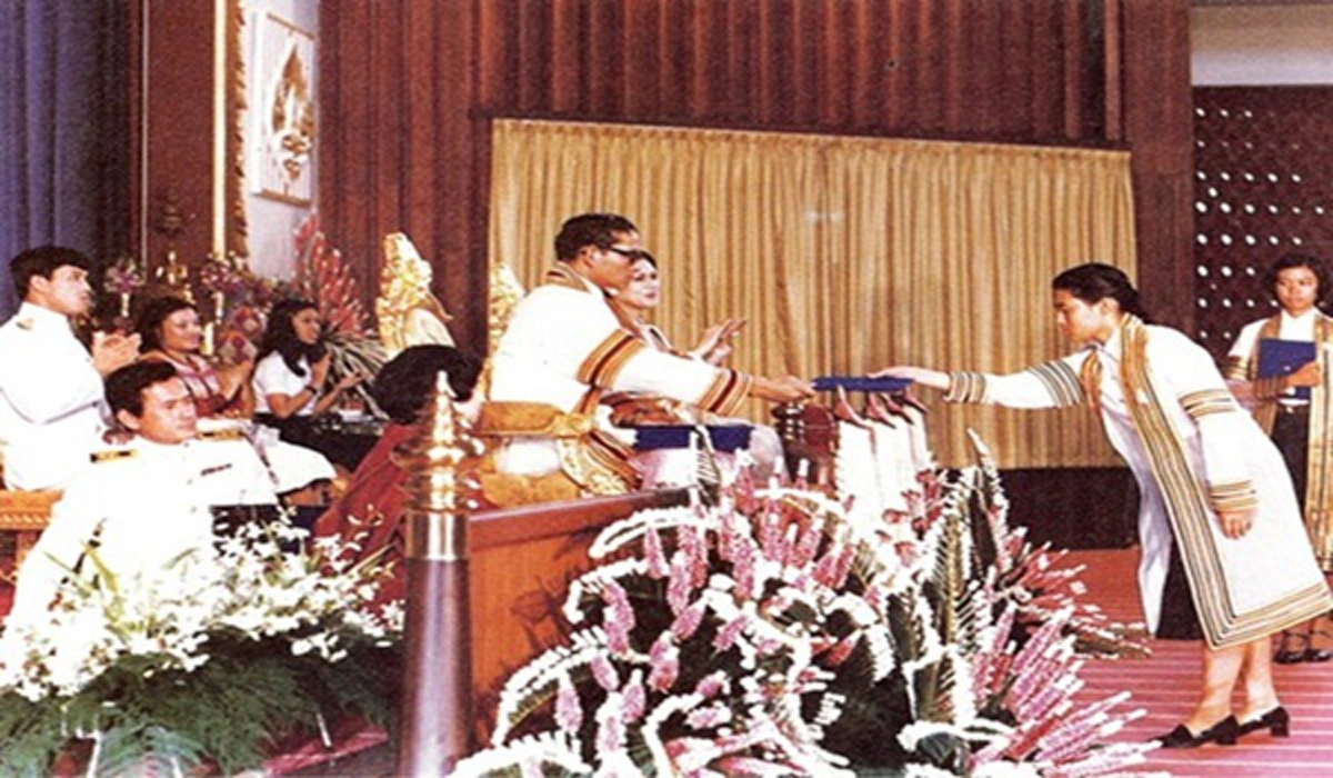 พ่อเเม่ต้องถ่ายรูปวันที่ลูกสำเร็จการศึกษาใช่ไหม เค้าไปถ่ายที่ไหนพาเราไปสิ!! "ในหลวง ร.9" ทรงตรัสถามในวันที่ "สมเด็จพระเทพฯ" ทรงรับปริญญาบัตร