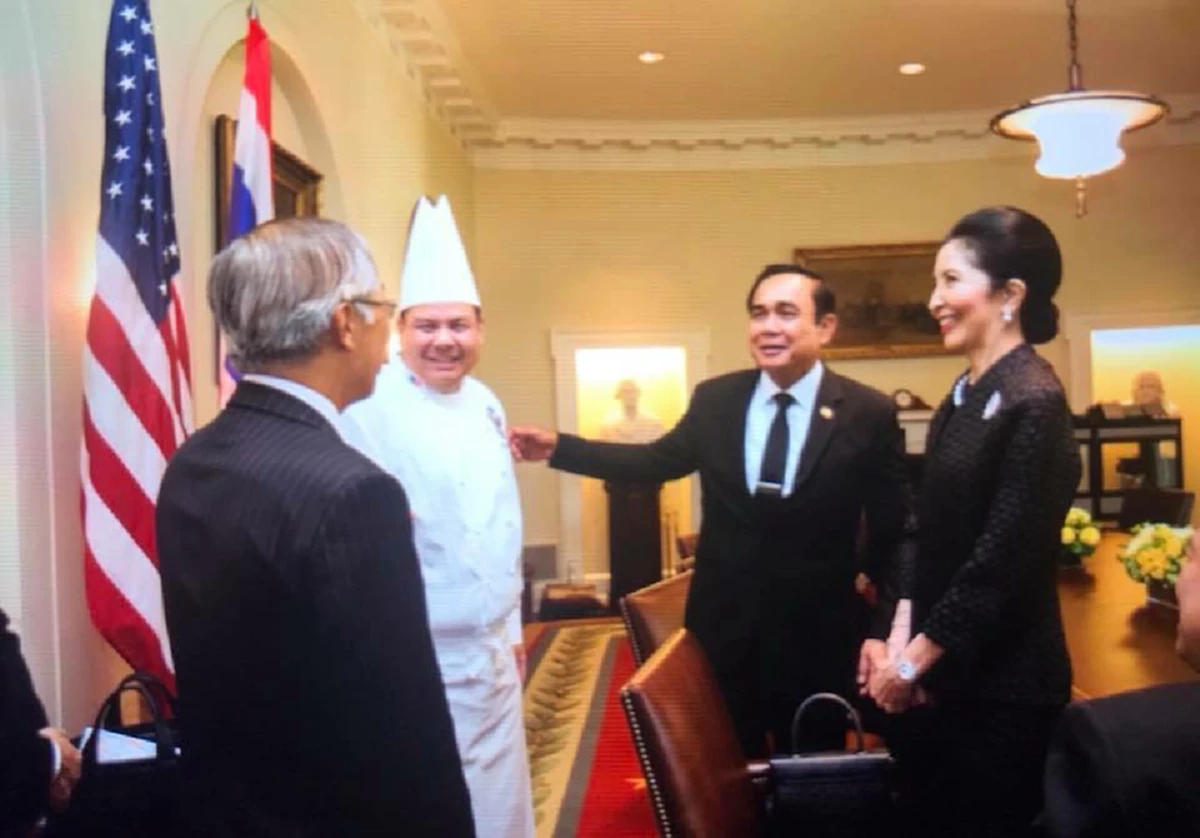 ปลื้มสุดๆ!!!!เปิดเบื้องหลัง บทสนทนา นายกบิ๊กตู่ดอดพบเชฟโต้ง เชฟไทยคนแรก คนเดียวในทำเนียบขาว  หลังภาพแพร่กระจายโลกออนไลน์ชั่วข้ามคืน