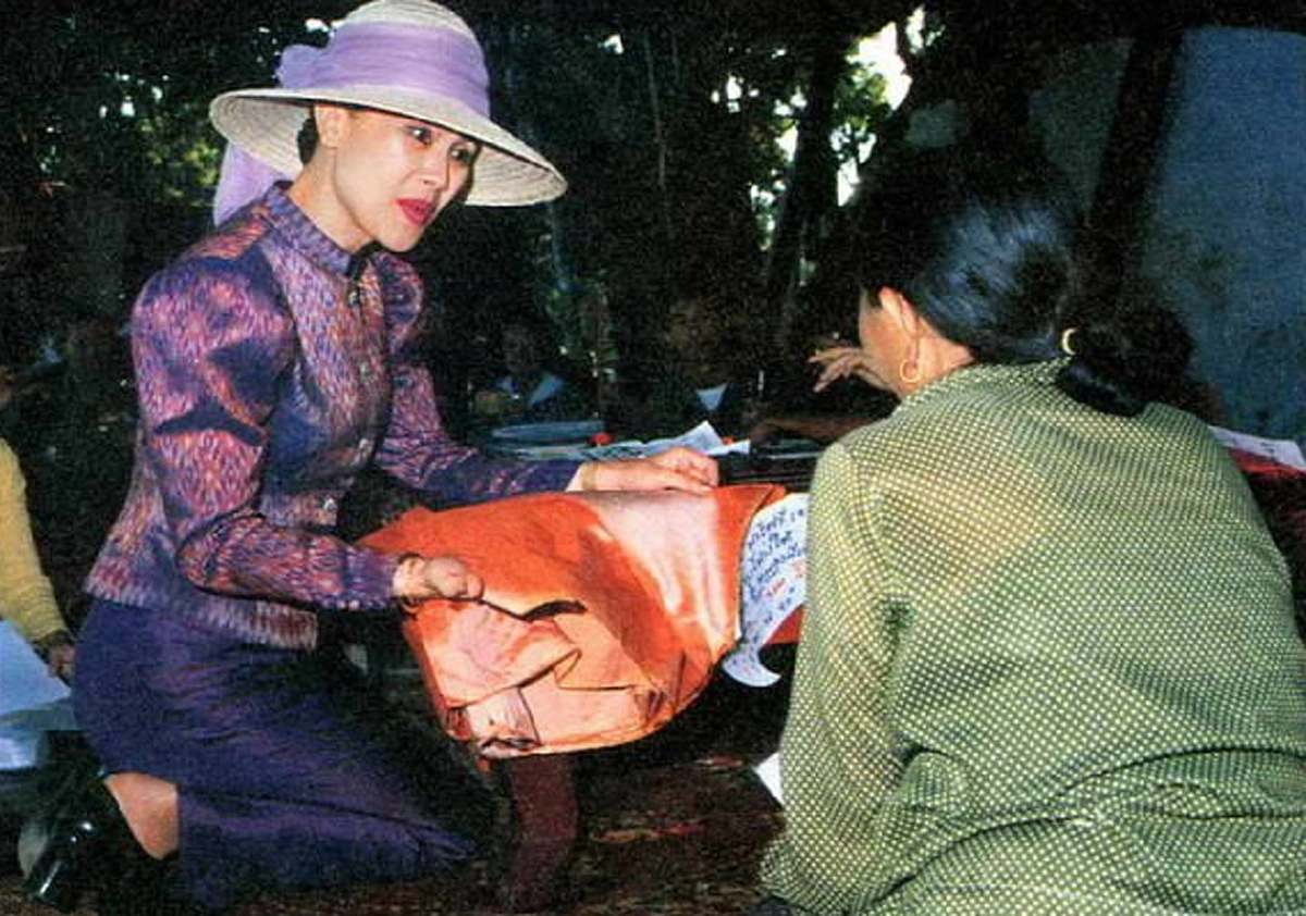 อย่ายืนค้ำหัวพูดกับราษฎร!! พระราชดำรัสของ "ในหลวง" ที่สมเด็จพระนางเจ้าฯ ทรงถือปฏิบัติมาตลอด เป็นที่มาของภาพคุ้นตาของพสกนิกรชาวไทย !!