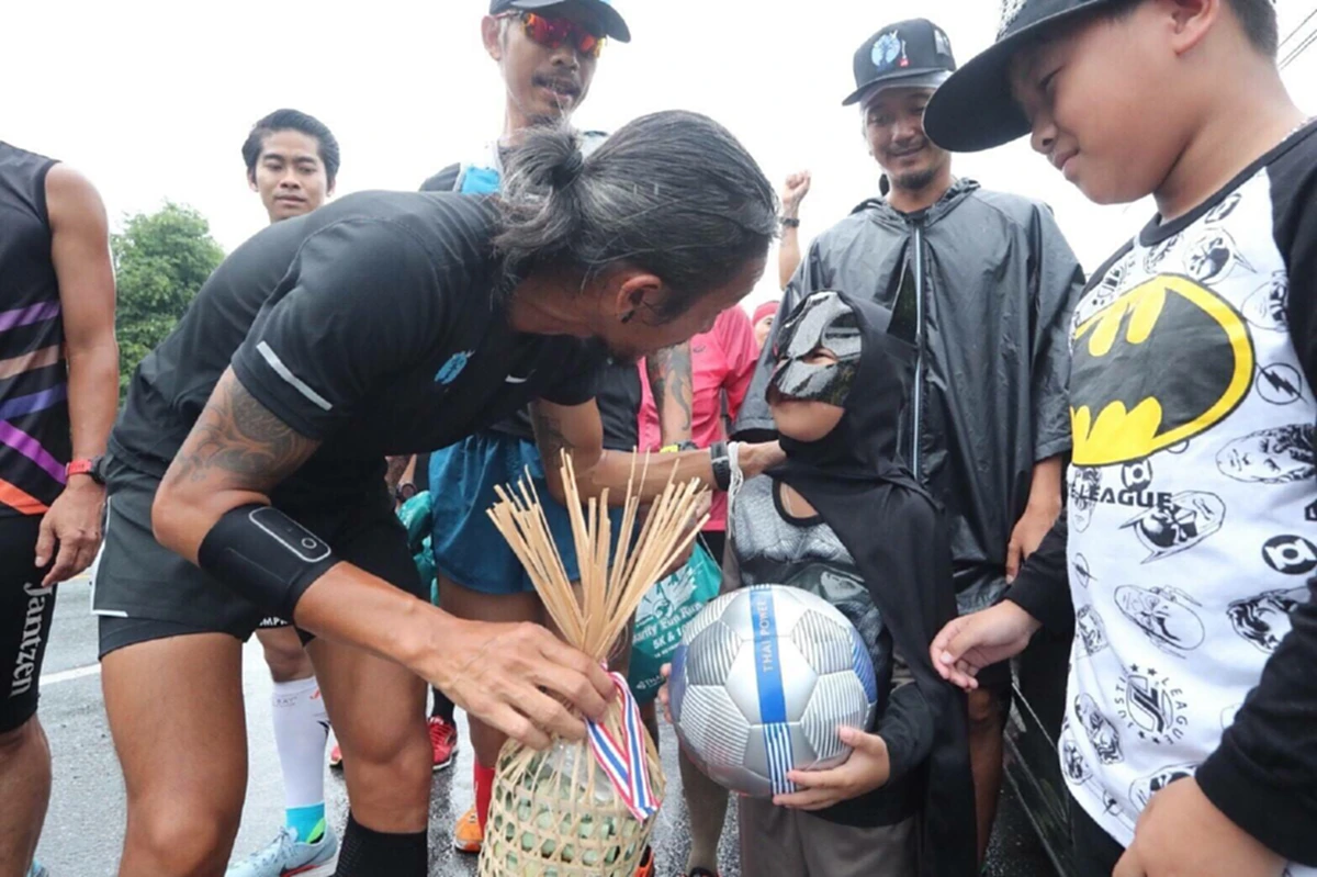 เด็กกรี๊ดด!!! พี่ตูน นอกจากเป็นขวัญใจคนไทยทั้งปท. ยังสร้างรอยยิ้มระหว่างทาง ให้เด็ก  เค้าคือ ยอดมนุษย์ตัวจริง