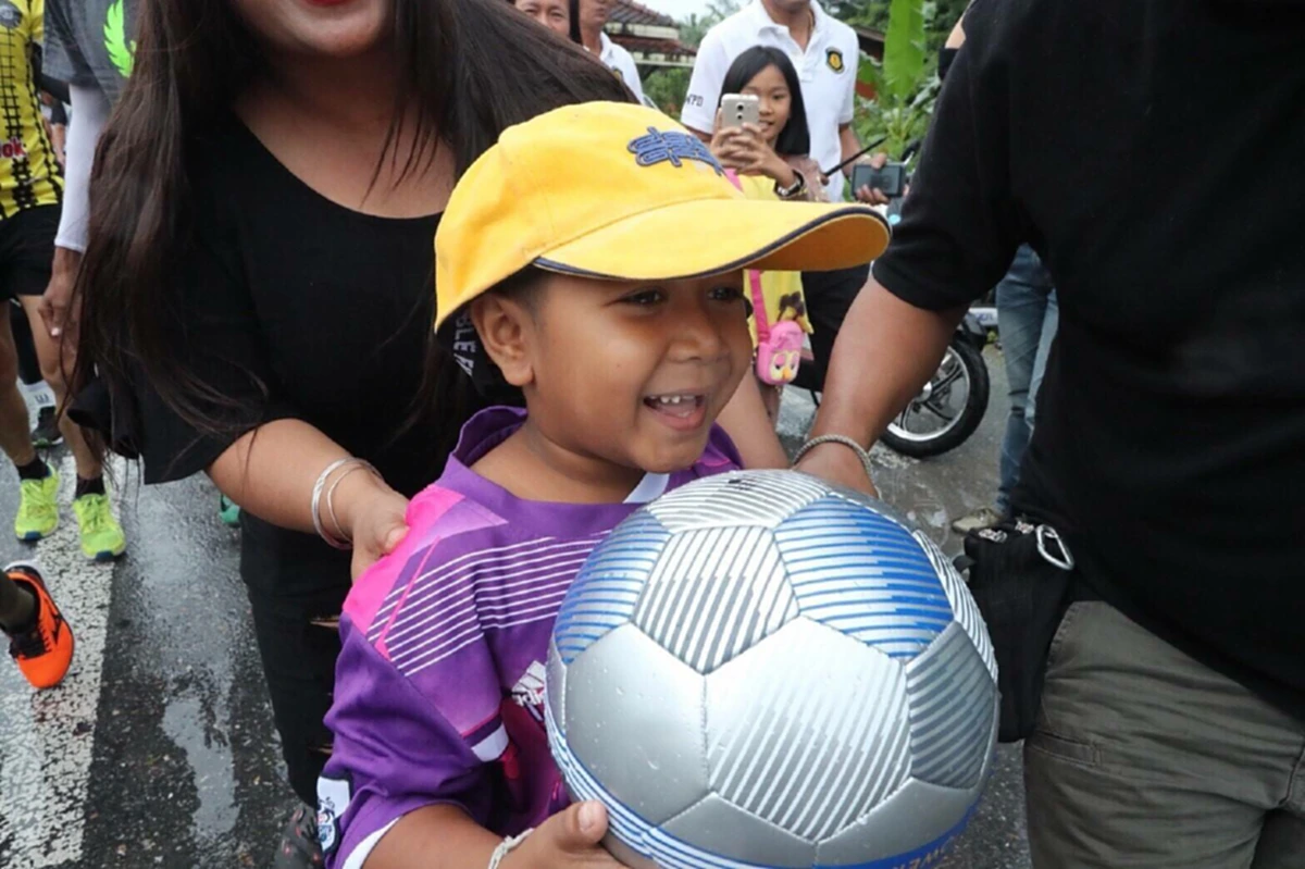 เด็กกรี๊ดด!!! พี่ตูน นอกจากเป็นขวัญใจคนไทยทั้งปท. ยังสร้างรอยยิ้มระหว่างทาง ให้เด็ก  เค้าคือ ยอดมนุษย์ตัวจริง