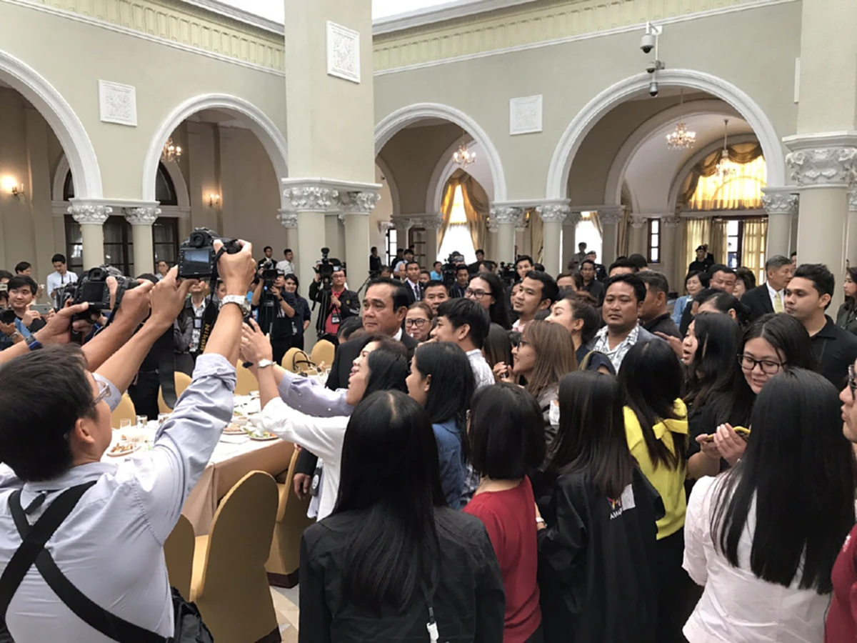 ประยุทธ์พูดไม่ชัด“นายกฯคนนอก-เล่นการเมือง”หวั่นตัดทางตัวเอง แบะท่าเผยนายกฯคนนอกก็ถือว่ามาในระบบรธน.เปิดทางตัดปัญหาปฎิวัติ