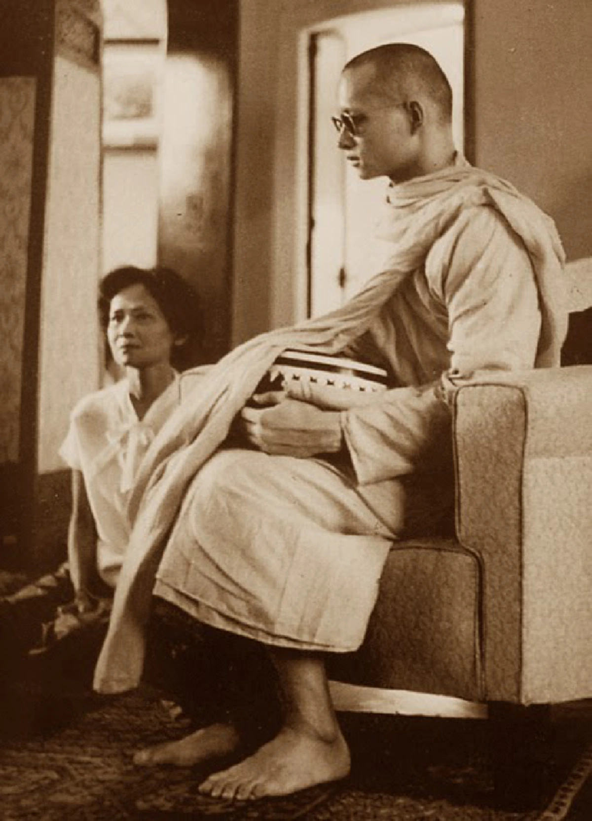 พระผู้เป็นมงคลแห่งแผ่นดิน!! ๒๒ ตุลาคม "ในหลวงรัชกาลที่ ๙" เข้าพระราชพิธีทรงผนวชในพระบวรพุทธศาสนาตามโบราณราชประเพณี #วันนี้ในอดีต (คลิป) !!