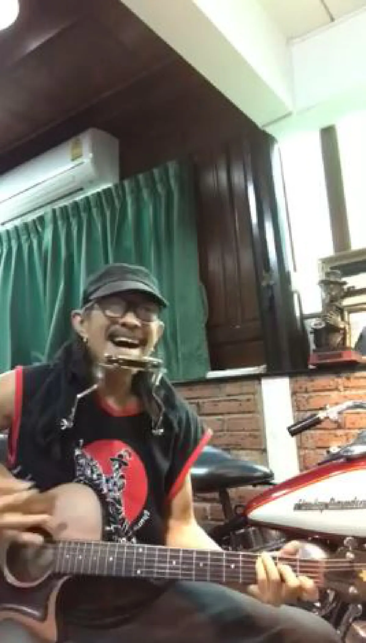 “วิ่งต่อไปเถิดตูน สู่ชัยชนะของความสามัคคี” แอ๊ด คาราบาว” แต่งเพลงจากหัวใจ ส่งไปให้หลาน “ตูน บอดี้สแลม”  (มีคลิป)