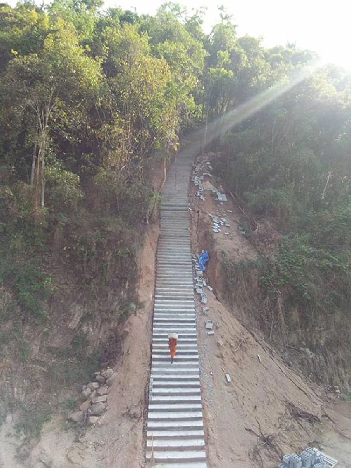 #อนุโมทนาบุญ!!!! ชาวบ้านแห่ช่วยแบกปูนสร้างวัด "เขาตะแบก" กลายเป็นภาพที่ดูแล้วประทับใจจริงๆ ต้องขอบคุณพลังโซเชียลฯ!!!!