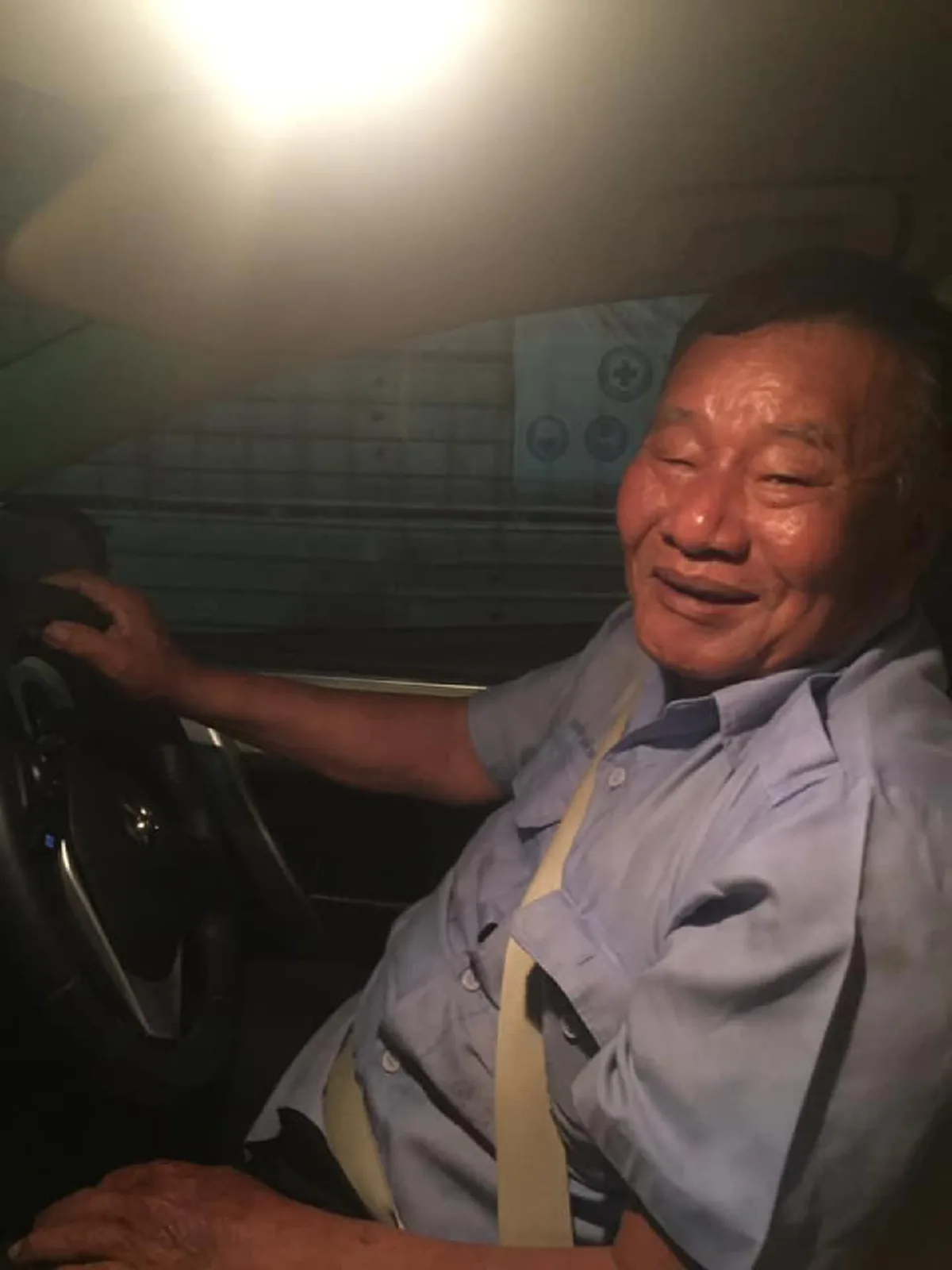 หนุ่มเมาซึ้งใจ โบก "แท็กซี่" ส่งบ้าน มึนจัดจ่ายเงินเกินราคา คนขับรู้ รีบวนรถกลับมาทอนเงินคืน