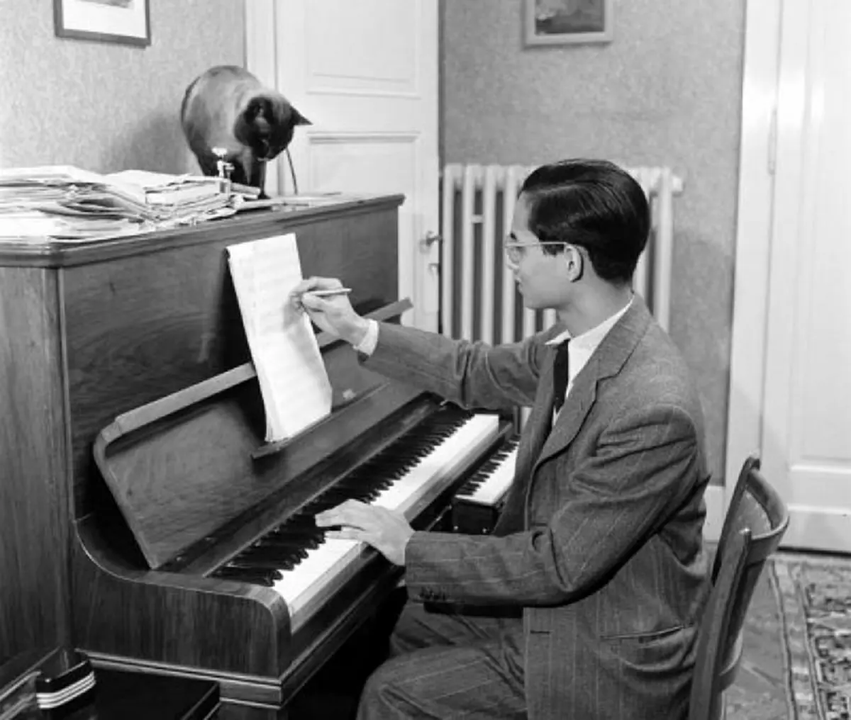 ยิ่งได้ฟังยิ่งซาบซึ้ง!! "แสงเทียน" เพลงพระราชนิพนธ์เพลงแรกโดย "ในหลวง ร.9" ที่คนไทยควรได้ฟัง!!