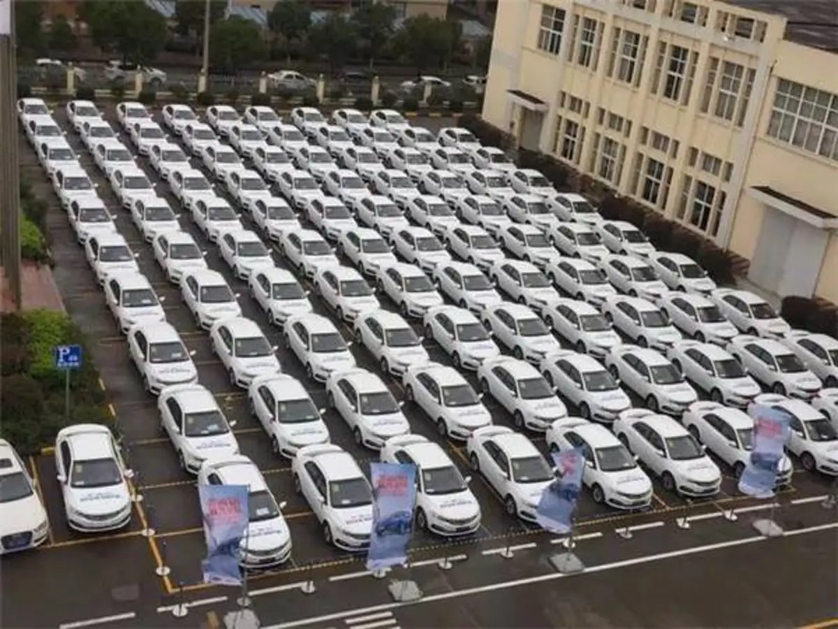 เอาใจลูกจ้างไปเลยลูกพี่!! บริษัทสายเปย์ ตอบแทนพนักงาน แจกรถเก๋งสุดหรู 100 คัน เล่นเอาดีใจใหญ่ยิ้มแก้มปริ !!