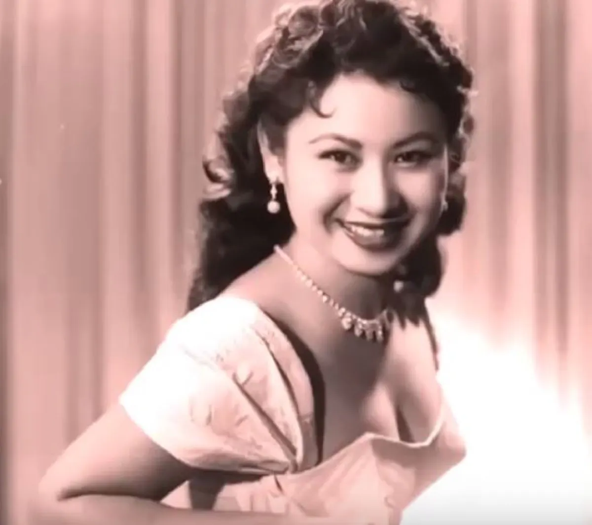 ทึ่งไปทั้งโลก!! เปิดคลิปตำนาน! แหม่มสาว Coverเพลงลูกทุ่งดัง? หมาน้อยธรรมดา!? เพราะมาก! เชื่อว่าคนไทยได้ยินแล้วต้องปลื้ม!! (คลิป)