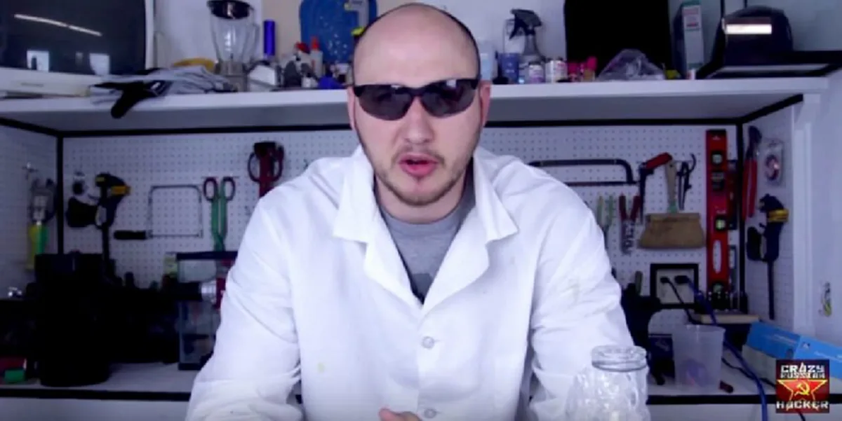 อึ้งไปเลยคราวนี้!! การทดลองพิลึก! เอา "น้ำแข็งแห้ง" หนัก 13 กิโลฯ โยนลง "สระว่ายน้ำ" ผลจะเป็นอย่างไรไปดู!! (คลิป)